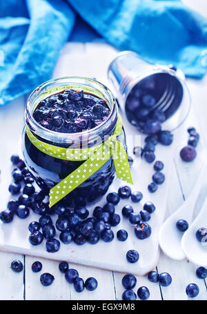 Blaubeeren Marmelade im Glas Bank und auf einem Tisch Stockfoto