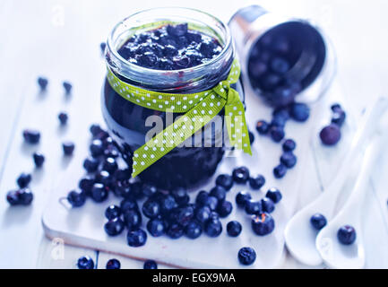 Blaubeeren Marmelade im Glas Bank und auf einem Tisch Stockfoto