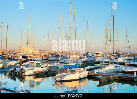 Yachten, Segelboote und Motorboote im Yachthafen von Cascais, Portugal. Stockfoto