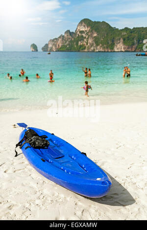 Kajak an einem tropischen Strand, Ferien-Konzept mit unscharfen Menschen. Stockfoto