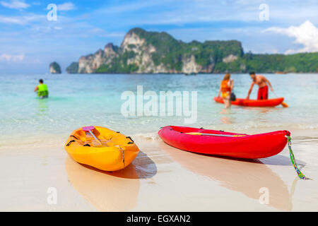 Kajaks an einem tropischen Strand, geringe Schärfentiefe. Aktivurlaub-Hintergrund. Stockfoto