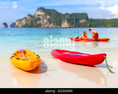 Kajaks an einem tropischen Strand, geringe Schärfentiefe. Aktivurlaub-Hintergrund. Stockfoto