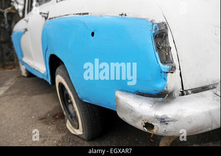 Detail mit einer fehlenden Rücklicht aus einem verlassenen Junk-e-Auto Stockfoto