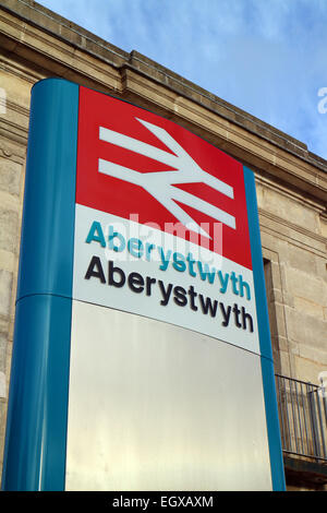 Aberystwyth, Wales, UK. 3. März 2015. Die Sanierung des Bahnhofs Aberystwyth, ursprünglich Teil der Great Western Railway, bekommt den letzten Schliff mit einer neuen Station anmelden geben den Stationsnamen zweisprachig in Walisisch und Englisch. Bildnachweis: John Gilbey/Alamy Live-Nachrichten Stockfoto