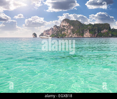 Schöne Insel, Natur Hintergrund mit klarem Wasser und blauen Wolkenhimmel. Stockfoto