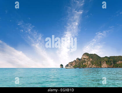 Schöne Insel, Natur Hintergrund mit klarem Wasser und blauen Wolkenhimmel. Stockfoto