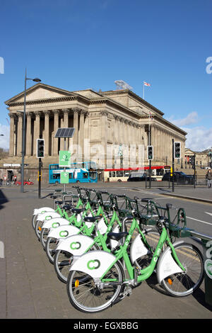 Citybike mieten Schema aus Liverpool City Council mit St Georges Hall Merseyside UK Stockfoto