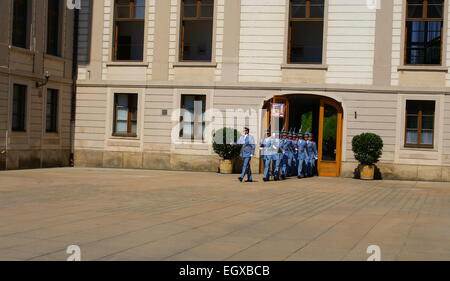 Die Wachen Zeremonie findet statt im ersten Hof der Prager Burg Stockfoto