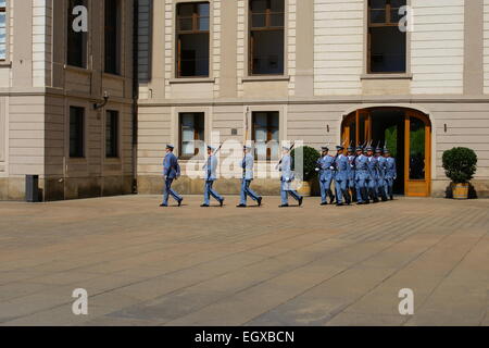 Die Wachen Zeremonie findet statt im ersten Hof der Prager Burg Stockfoto