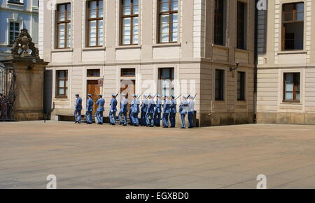 Die Wachen Zeremonie findet statt im ersten Hof der Prager Burg Stockfoto