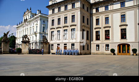 Die Wachen Zeremonie findet statt im ersten Hof der Prager Burg Stockfoto