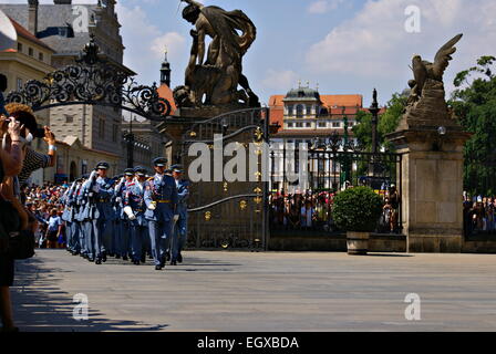 Die Wachen Zeremonie findet statt im ersten Hof der Prager Burg Stockfoto