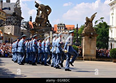 Die Wachen Zeremonie findet statt im ersten Hof der Prager Burg Stockfoto