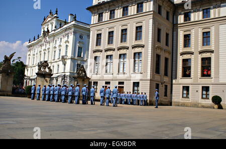 Die Wachen Zeremonie findet statt im ersten Hof der Prager Burg Stockfoto