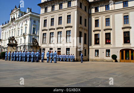 Die Wachen Zeremonie findet statt im ersten Hof der Prager Burg Stockfoto