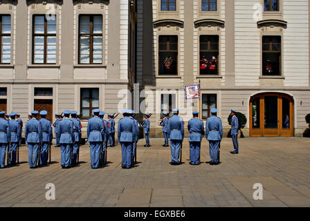 Die Wachen Zeremonie findet statt im ersten Hof der Prager Burg Stockfoto