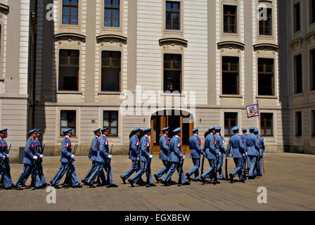 Die Wachen Zeremonie findet statt im ersten Hof der Prager Burg Stockfoto
