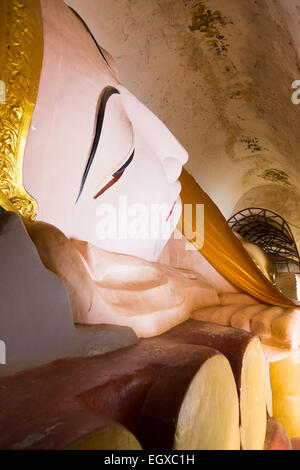 Liegender Buddha Manuha Pagode, Bagan, Myanmar. Stockfoto