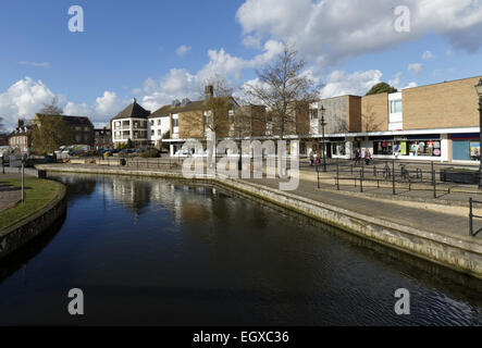 Riverside Geschäfte und The Bell Hotel (entfernte weiße Gebäude) Thetford, on The Little Ouse River. Stockfoto