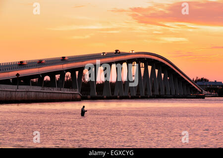 Sanibel Causeway Bridge bei Sonnenaufgang mit Fischer Sanibel Island Fort Myers Florida USA Stockfoto