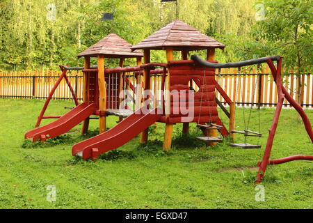 auf dem Spielplatz sind Teeter und Kinderrutschen Stockfoto