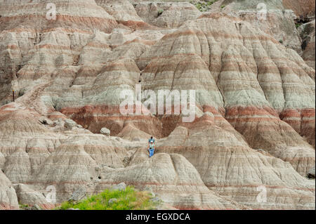 Besucher wandern in den Badlands Badlands Nationalpark South Dakota USA Stockfoto