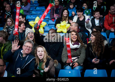 Pix von walisischen Fans bei London Welsh V London Irish Aviva Premiership Rugby match am St. Davids Day (1. März 2015) Stockfoto