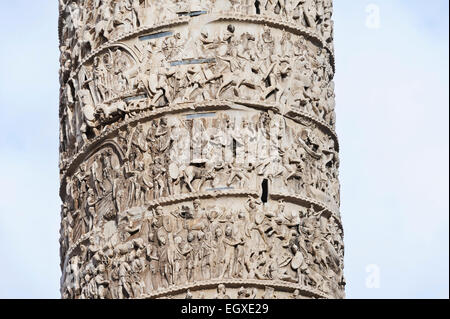 Schließen Sie oben von Bas entlastet der römischen Siege auf einer hohen Säule bekannt als Marcus Aurelius in Piazza Colonna, Rom, Italien. Stockfoto