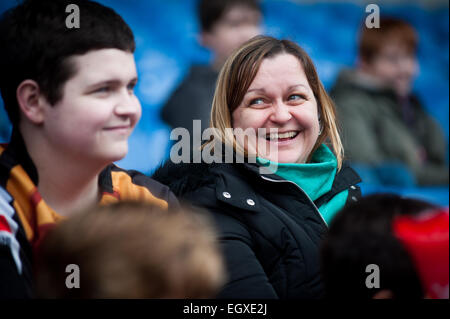 Familie in London Welsh V London Irish Aviva Premiership Rugby-Spiel am St. Davids Day (1. März 2015) Stockfoto