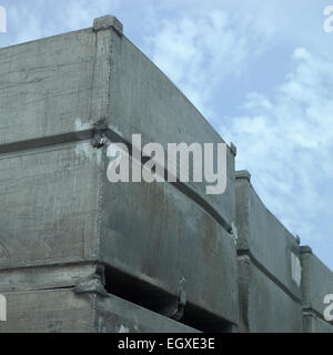 Stapel von industriellen Großkisten gegen bewölktem Himmel Stockfoto
