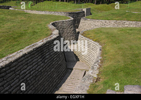 Restaurierte Schützengräben an der Canadian National Vimy Memorial. Mémorial nationale du Canada À Vimy Stockfoto