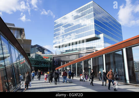 Shopper at Westfield Stratford City Shopping Centre at Stratford, London England Vereinigtes Königreich Großbritannien Stockfoto