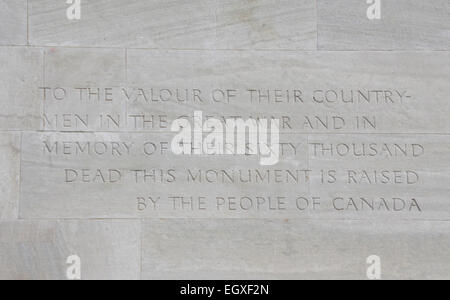 Text auf der kanadischen National Vimy Memorial. Mémorial nationale du Canada À Vimy Stockfoto