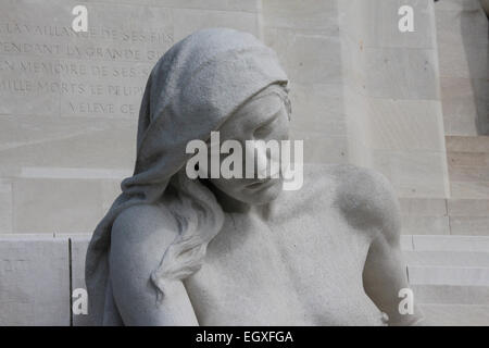 Stein-Statue am kanadischen National Vimy Memorial. Mémorial nationale du Canada À Vimy Stockfoto