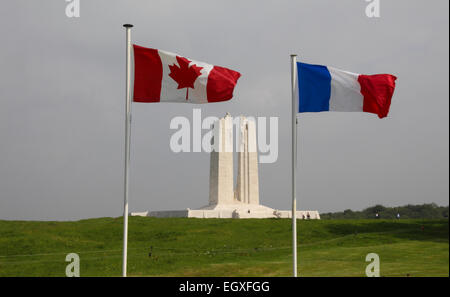 Kanadische & französische Fahnen an der Canadian National Vimy Memorial. Mémorial nationale du Canada À Vimy Stockfoto