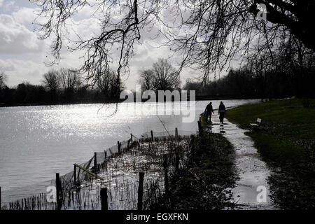 Ein paar in der Silhouette, die zu Fuß von Hampstead Heath Teiche, London Stockfoto
