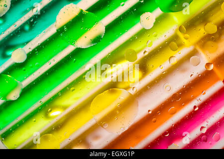 Eine Makro-Ansicht eines Regenbogens gefärbt Auswahl an Kinder-Stifte mit Interferenzgitters Öltröpfchen ausgesetzt über diagonal angeordnet Stockfoto