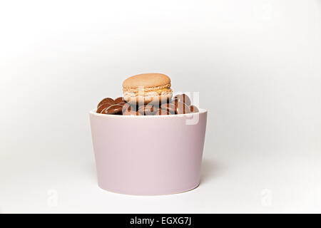 Schale mit Praline auf ein Macaron gefüllt Stockfoto
