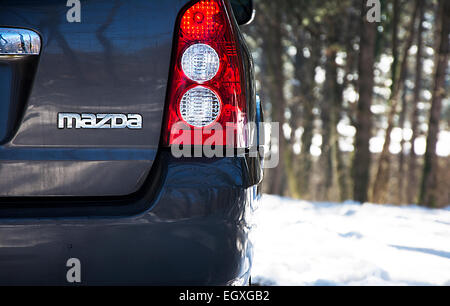 Nahaufnahme der Rückseite des Mazda Tribute Sport Utiliy Fahrzeug im Bergwald im Winterschnee Stockfoto