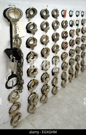 Sammlung von Handschellen, Fußschellen und anderen Wettbewerbsbeschränkungen in einem Gefängnis Stockfoto