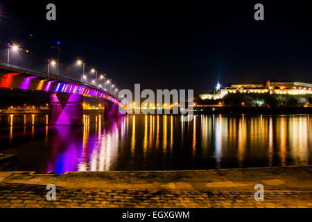 Regenbogen-Brücke links und Petrovaradin Festung rechts in der Nacht Stockfoto