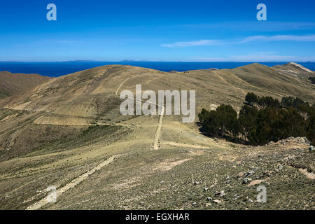 Weg entlang des Grats von Süden nach Norden auf Isla del Sol (Sonneninsel) im Titicacasee, Bolivien Stockfoto