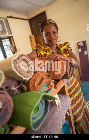 Sisal Teppiche auf dem Display in einem Handwerk Workshop und Retail Store in Daressalam, Tanazania, Ost-Afrika. Stockfoto