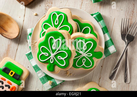 Grünen Klee St. Patricks Day Cookies bereit, Essen Stockfoto