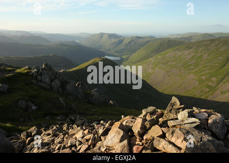 Roten Geröllhalden Sommerabend - Patterdale und mittleren Dodd aus die Gipfel-Felsen. Lakeland Sommer Seenplatte Sommer Stockfoto