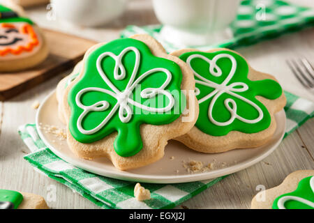 Grünen Klee St. Patricks Day Cookies bereit, Essen Stockfoto