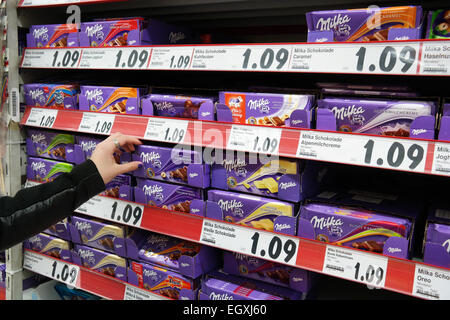 Deutschland - Februar 2015: Regale mit einer Vielzahl von Milka Schokolade Bars in einem Supermarkt Kaufland. Stockfoto
