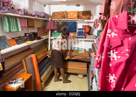 Sisal Teppiche und Kunsthandwerk auf dem Display in einem Handwerk Workshop und Retail Store in Daressalam, Tanazania, Ost-Afrika. Stockfoto