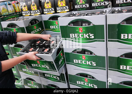 MEPPEN, Deutschland - Februar 2015: Stapel von Becks Bierkisten in einem Kaufland SB-Warenhaus. Stockfoto