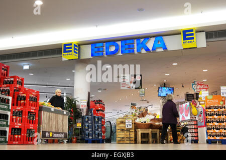 EDEKA Supermarkt in einem Einkaufszentrum in Meppen. Stockfoto